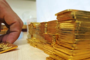 Giá vàng ngày 3/2: USD sụt giảm, vàng tăng vọt