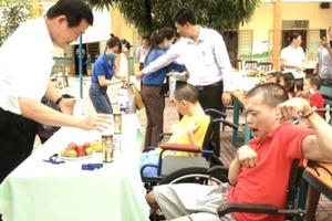 Bí thư Tỉnh ủy Đồng Nai Nguyễn Hồng Lĩnh thăm, tặng quà  thiếu nhi mồ côi, khuyết tật