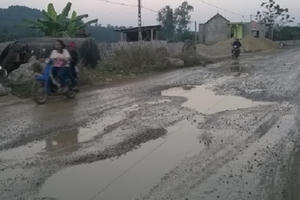 Nghệ An: Đường làm 10 năm chưa bàn giao đã nát