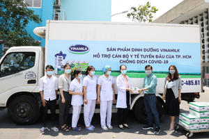 Vinamilk ủng hộ 8 tỷ đồng cho Hà Nội và 3 tỉnh miền Trung chống Covid 19