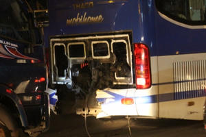 Bình Dương: Xe tải húc xe khách, gây tai nạn liên hoàn trong đêm