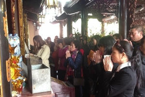 Ban Bí thư: Cán bộ, công chức dừng ngay lễ, chùa trong giờ làm việc