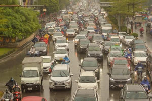 Sáng nay, người dân Hà Nội hứng trọn mưa, rét, tắc đường