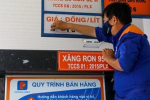 Xăng tăng giá, vượt ngưỡng 22.000 đồng/lít