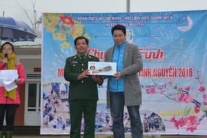 Trao yêu thương đến bà con vùng núi khó khăn nhân dịp Tết nguyên đán