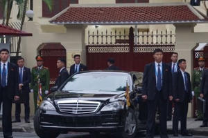 Clip: Dàn vệ sỹ tháp tùng Chủ tịch Kim Jong-un tới Đại sứ quán Triều Tiên Clip: Dàn vệ sỹ tháp tùng Chủ tịch Kim Jong-un tới Đại sứ quán Triều Tiên