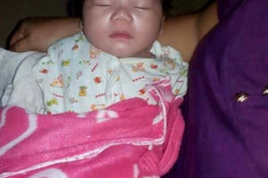 Nghệ An: Người mẹ bỏ lại bé gái 3 tháng tuổi bên đường cùng một lá thư