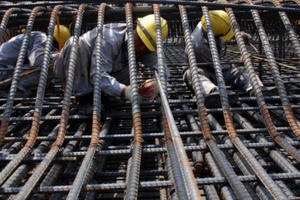 Thép xây dựng đồng loạt tăng giá, nhà thầu và chủ đầu tư "ngồi trên đống lửa"