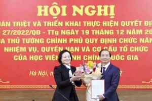Trao quyết định Quyền Giám đốc Học viện Hành chính Quốc gia cho PGS.TS Nguyễn Bá Chiến