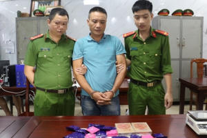 Bắt đối tượng mang 2 bánh heroin, 6.000 viên ma túy tổng hợp đi tiêu thụ
