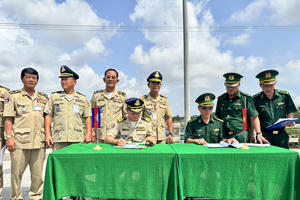 Đồng Tháp tiếp nhận 57 công dân Việt Nam do phía Campuchia trao trả Đồng Tháp tiếp nhận 57 công dân Việt Nam do phía Campuchia trao trả