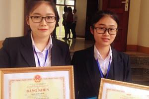 Hai nữ sinh chuyên Hóa tổng hợp được 14 dẫn chất ức chế tế bào ung thư mới Hai nữ sinh chuyên Hóa tổng hợp được 14 dẫn chất ức chế tế bào ung thư mới