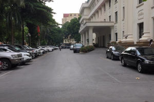 Bộ Công Thương hạ bậc lương, cảnh cáo cán bộ bỏ việc đi lễ chùa