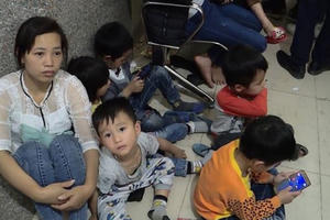 Trẻ chen chân, vạ vật chờ xét nghiệm sán lợn