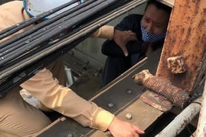 Chốt kiểm tra Covid-19 kịp thời cứu một người đàn ông định nhảy cầu Long Biên tự tử