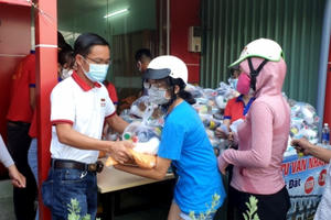 Địa ốc Gia Phúc đồng hành cùng Báo PLVN trao quà cho người gặp khó khăn ở Cần Giuộc Địa ốc Gia Phúc đồng hành cùng Báo PLVN trao quà cho người gặp khó khăn ở Cần Giuộc