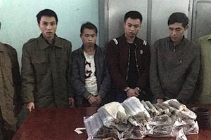 Công an cải trang, ăn chuối rừng bắt nhóm khai thác vàng