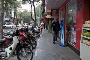 Sau một năm Hà Nội lập lại trật tự vỉa hè: Vẫn tồn tại nhiều vi phạm