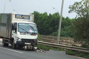 Hà Nội: Va chạm với xe tải, thanh niên xe máy tử vong thương tâm trên Đại lộ Thăng Long