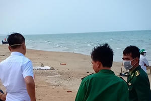 Phát hiện thi thể người đàn ông không mặc áo dạt vào bờ biển Hà Tĩnh