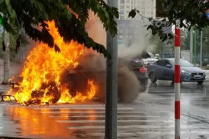 Video: "xế hộp" BMW X6 bốc hoả dữ dội giữ trời mưa