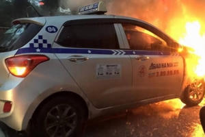 Bắc Ninh:  Taxi cháy ngùn ngụt trên phố giữa trời mưa