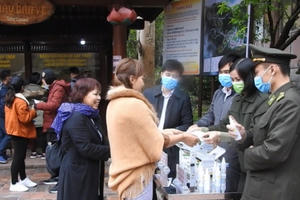 Phòng dịch nCoV, Yên Tử phát hàng nghìn khẩu trang cho du khách