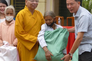 800 phần quà Tết tới đồng bào dân tộc S'Tiêng ở huyện Bù Đăng