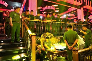 300 cảnh sát đột kích quán bar, phát hiện hơn 40 người dương tính ma túy