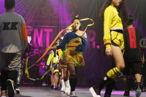 Dàn mẫu nhào lộn, múa lụa trên sân khấu thời trang Hong Kong