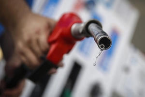 Thủ tướng yêu cầu theo dõi thông tin Malaysia muốn bán xăng giá rẻ