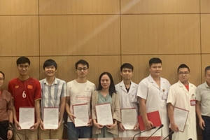 Tổ chuyên gia tình nguyện vào miền Trung chống COVID-19