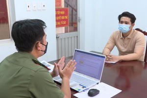 Xử phạt thanh niên “rải tiền cho đất ăn”