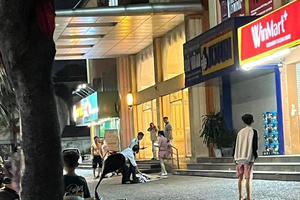 Nữ sinh bất ngờ rơi từ tầng cao tòa nhà xuống đất