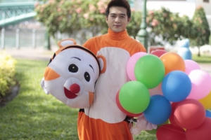 Đinh Ứng Phi Trường thẫn thờ bán bóng bay