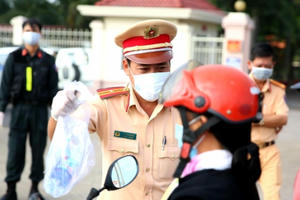 Công an tỉnh Đồng Nai "tiếp sức" cho người dân về quê đón Tết và ngăn ngừa dịch Covid-19