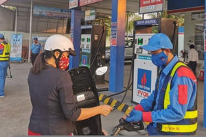 Giá xăng RON 95-III tăng gần 800 đồng/lít