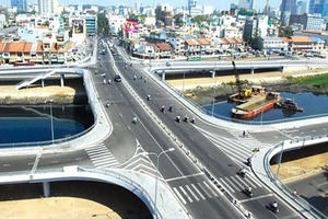 Bên nhận chuyển nhượng quyền thu phí sử dụng tài sản kết cấu hạ tầng giao thông đường bộ phải báo cáo doanh thu hằng năm