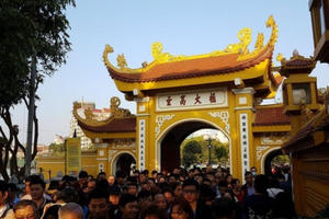 Đường vào Phủ Tây Hồ, chùa Trấn Quốc chật như nêm trong ngày đầu năm mới