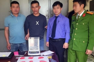 Nghệ An: Bắt giữ đối tượng mang theo hung khí áp tải hơn 1.200 viên ma tuý