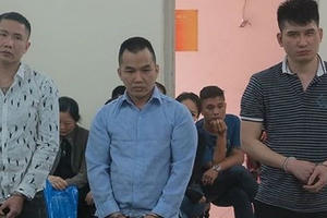 “Trùm” ma túy mang súng K59 ra sân bay đón đối tác