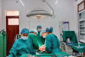 Nghệ An: Phẫu thuật thành công cắt u xơ tử cung cho bệnh nhân người Lào tại TTYT huyện Kỳ Sơn