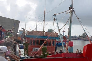 Quảng Ngãi: Đưa một ngư dân đột tử ở ngoài biển về nhà