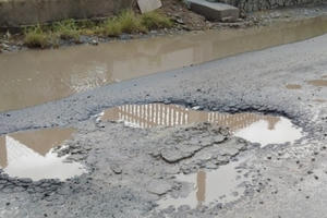 TP HCM: Hàng loạt người gặp nạn vì ổ voi trên đường Thạnh Lộc