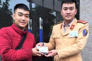 Nhận lại ví tiền đánh rơi, nam sinh viết thư cảm ơn CSGT Hà Nội