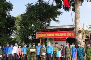 Đoàn công tác tỉnh An Giang tặng quà Tết các chốt kiểm soát dịch dọc biên giới