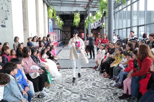 Nở rộ phong trào cho con học làm người mẫu: Phụ huynh nên cân nhắc thiệt hơn Nở rộ phong trào cho con học làm người mẫu: Phụ huynh nên cân nhắc thiệt hơn