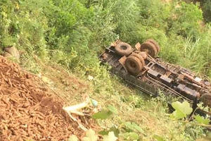 Quảng Ngãi: Xe rơi 100 m xuống vực, tài xế may mắn thoát chết Quảng Ngãi: Xe rơi 100 m xuống vực, tài xế may mắn thoát chết