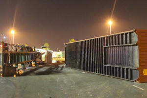 Ôm cua gấp, xe container lật nhào giữa vòng xoay