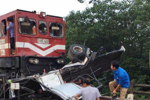 Audio Thời sự pháp luật Plus ngày 13/9: Xe tải bị tàu hỏa tông nát bét, tài xế thoát chết trong gang tấc